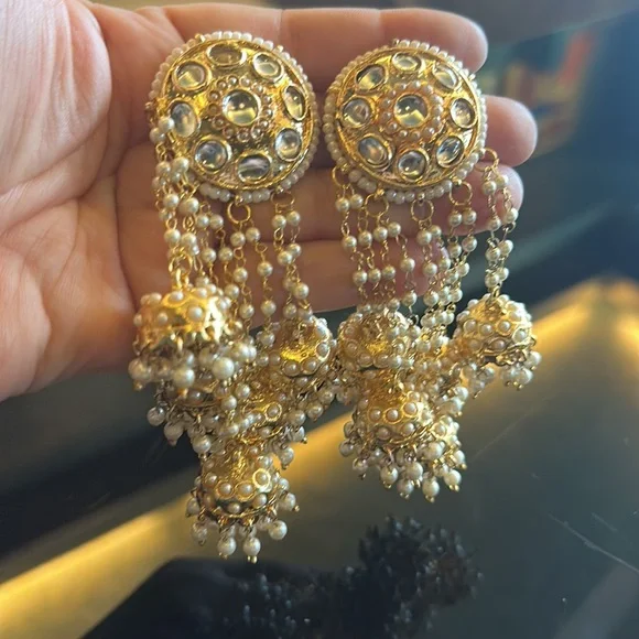 NWT Long,pretty, intricate ‘Jhumka’ earrings with 4 ‘Jhumpa’s’ and faux pearls! - Picture 6 of 9